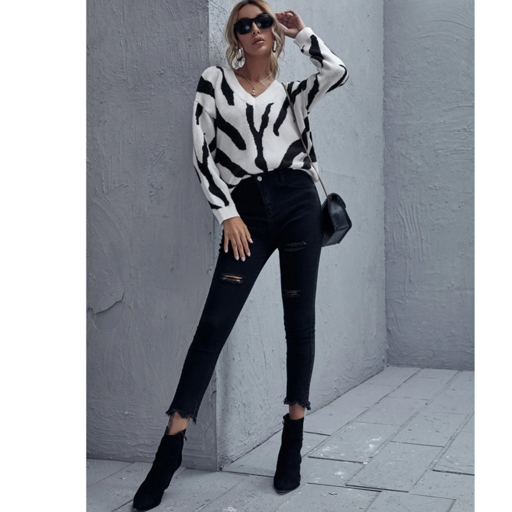 Zebra Stripes Printed V-Neck Sweater White & Black Drop Shoulder Knit - Picture 2 of 6